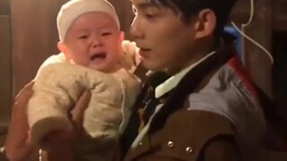 Saya suka cara Wu Lei menggendong bayinya. Dia sangat membujuk bayinya hingga hati kami meleleh.
