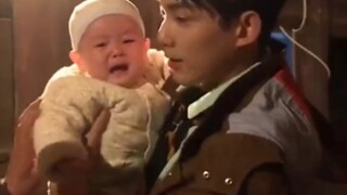 I love the way Wu Lei holds the baby, he makes my heart melt when he coaxes the baby