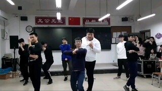 在班主任的带领下做最狠的猛男臊最狠的皮