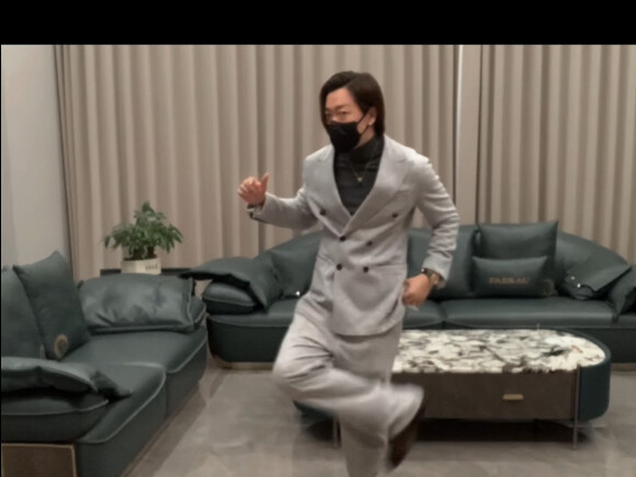 Membawakan tarian pipping dengan lagu manis untuk kalian. you oo。