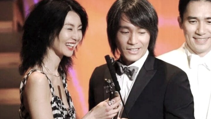Maggie Cheung playfully teases Stephen Chow at an awards ceremony — “Ten-year friends / ‘Sister-Dog’