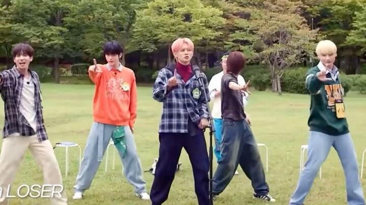 การแสดงเต้นแบบสุ่มของ TXT ในเพลง "Let's Do It! Myung Soo" นั้นเป็นความสุขอย่างแท้จริง และท่าเต้นก็ไร