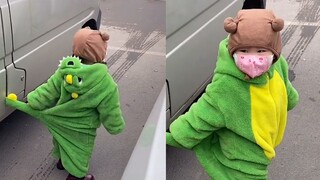 Em bé đáng yêu ở Bản Khê vô tình bị bố bắt gặp khi vừa bước ra khỏi xe. Bé không khóc không làm ầm ĩ