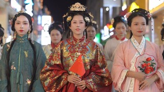 ต้านการลอกเลียนแบบ สาวน้อยจากหนานหนิงพร้อมใจกันสวมกระโปรงหม่าเมี่ยนเดินบนถนนคนเดินเฉาหยางอันคึกคักที