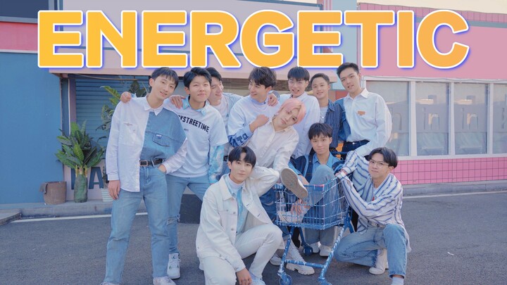 Mahasiswa pria yang polos mencuci piring secara daring, menari ulang lagu debut Wanna One dari China