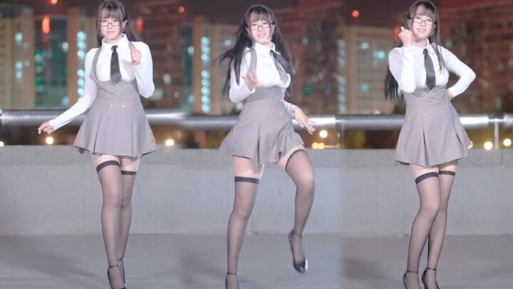It’s getting dark, shall we go dancing with the little sister?