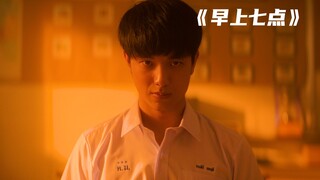 男孩每天7点来到教室，拍下黑板上的书名发到班级群《早上七点》