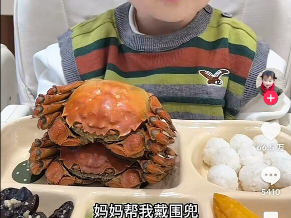 Video TikTok bayi Tiongkok makan kepiting, di kolom komentar: Dia benar-benar lucu.