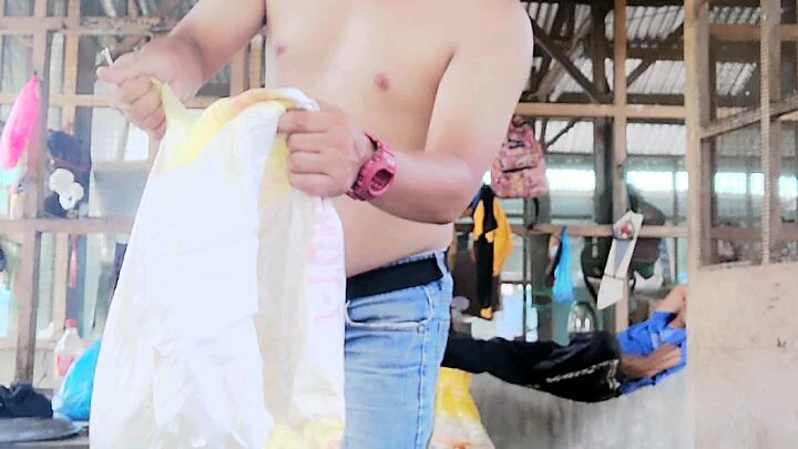 Cooking rice on firewood,buyok.