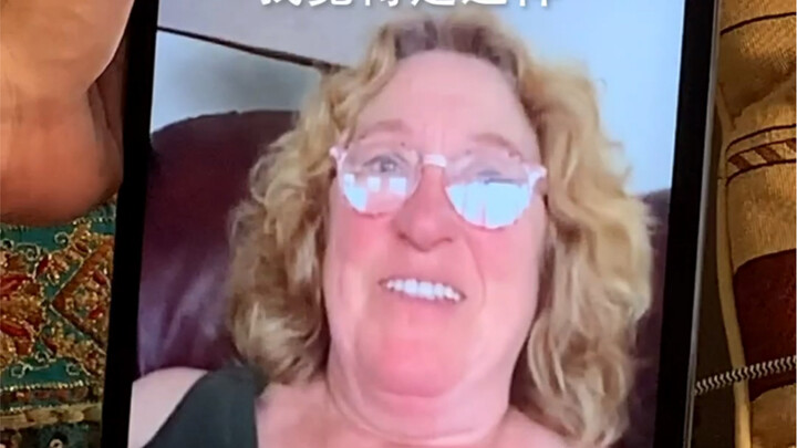 شوّقت أمي عندما شاهدت تعليقات النشطاء الصينيين على فيديو عيد الأم وتعليقاتهم عن فنها، فانهمرت دموعها