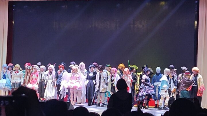 31 anggota Klub Anime IEHF menampilkan pertunjukan cosplay! Membawa sedikit keseruan 2D ke sekolah d