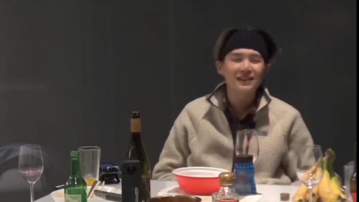 [Min Yoon-gi] Drunk Cat Min—whatever you tell him to do, he’ll do it! Hahaha!