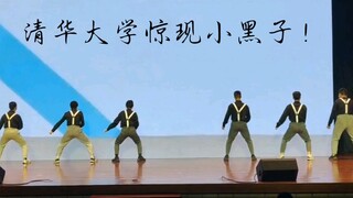 "Dancing Because of the Smell"!!! Little Blackie Appears at Tsinghua University!!