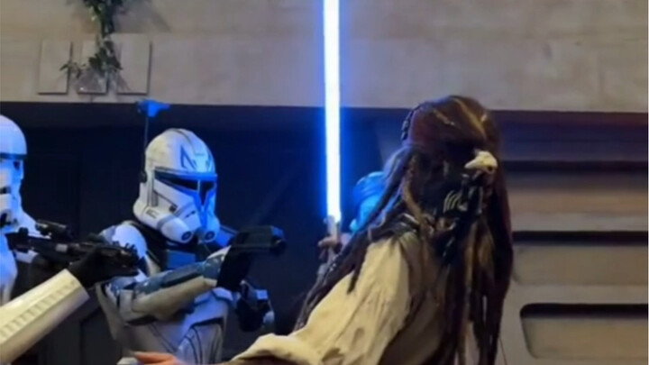 عندما يخطئ الكابتن جاك في موقع التصوير… 🌝