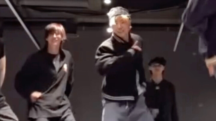 YUSHI เต้นเพลง Fame บนเก้าอี้｜คล่องแคล่วปราดเปรียว เล่นได้อย่างมั่นใจ นี่แหละคือการเต้นที่แดนเซอร์หล