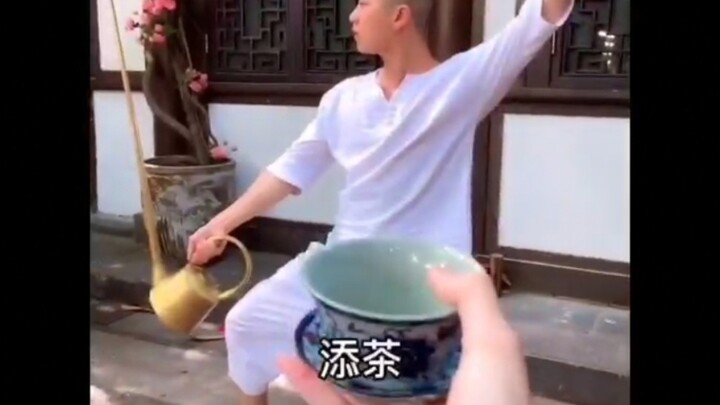 لا بد أن الأخ الأصغر انزلقت يده.