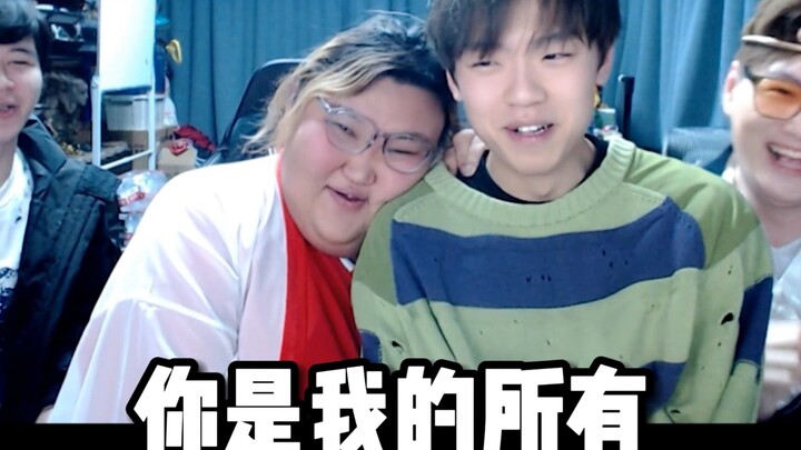 الحورية تراقبني وأنا ألعب اللعبة، أنا متوتر جدًا!!!