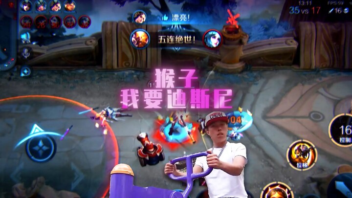 Saya Monkey di sisi lapangan, saya mau ke Disney!