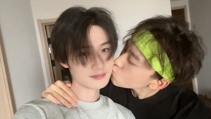 Ice Cream Challenge — My Lips Are All Numb from Kissing!