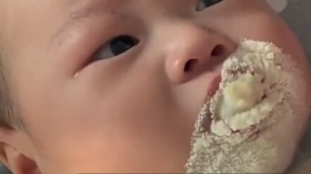 The elder sister directly fed her younger brother dry milk powder. "I didn't expect that, did I?"