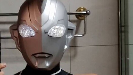 A high school student made himself a female costume and turned it into Ultraman Zeta's leather suit?