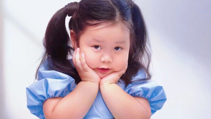 Lần đầu chụp ảnh thẻ, cả nhà ai cũng vui với bộ đồ này, trừ bố mày thôi…