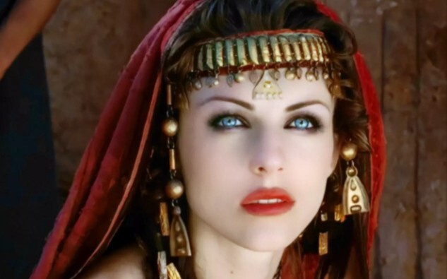 “Wajah seorang wanita yang menyeramkan seperti ular dan kalajengking, pupil mata seperti Medusa”