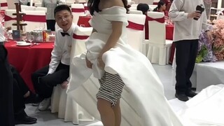 ใส่ชุดนอนใต้ชุดแต่งงานของคุณเหรอ? ทันทีที่ชายกระโปรงหลุดลงมา ลุคของคุณก็จะดูหรูหราขึ้นทันที