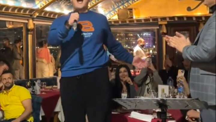 A netizen on a trip abroad happened to come across a fellow Chinese traveler performing “Ask Heaven 