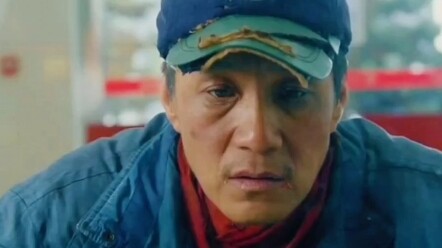 An elderly man slaps himself repeatedly just for one yuan meant for his daughter’s living expenses.