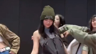 The sliding step is so cool, Hanni xi… | Slow Dancing Challenge Hanni Focus