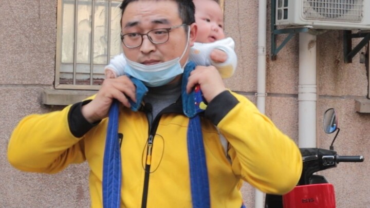 I feed my daughter a whole bucket of milk powder in one day. I carry the baby on my back because I d