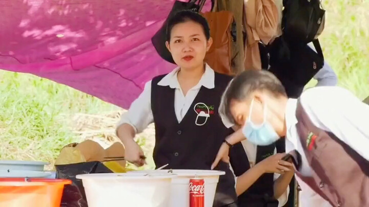 Mengapa dia terus menatapku