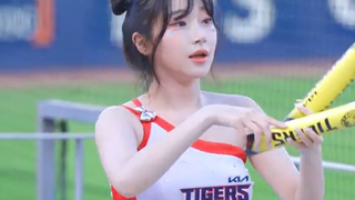 KIA TIGERS' VIRAL CHEERLEADER