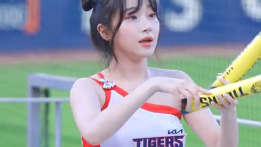 KIA TIGERS' VIRAL CHEERLEADER
