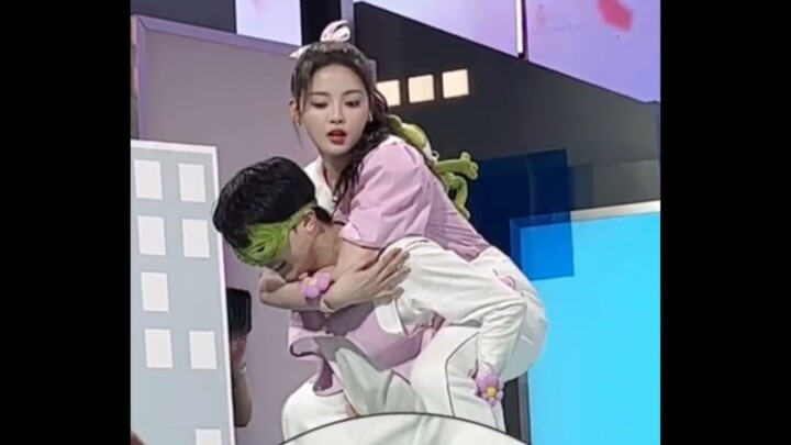 Zhou Shen carries Yang Chaoyue—Help! When ShenShen was warming up, he twisted so adorably!