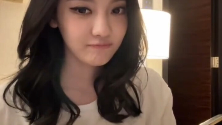 Ningning really spoils her teammates too much. If it were anyone else, they’d be labeled rude and la