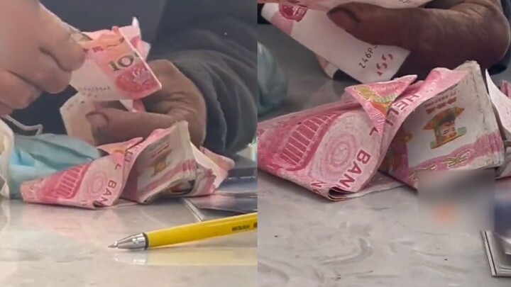 Kakek pergi ke loket bayar listrik dan mengeluarkan segepok uang kertas kematian; setelah diberi tah