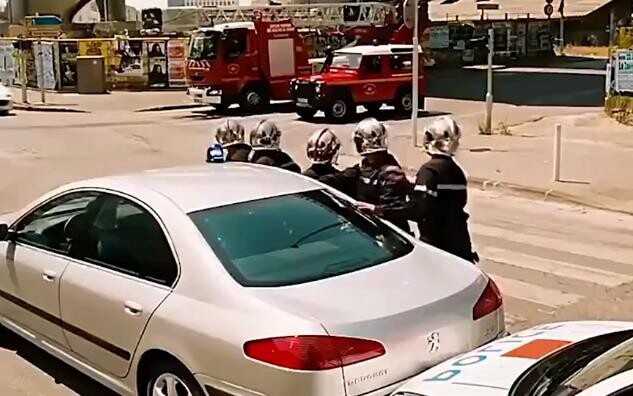 Chiếc xe này có thể chạy nhanh ngang với tàu cao tốc rồi đấy