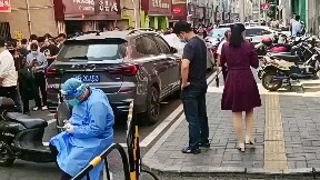 Saya menunggu dalam antrean selama lebih dari satu jam untuk pengujian asam nukleat dan ternyata dia