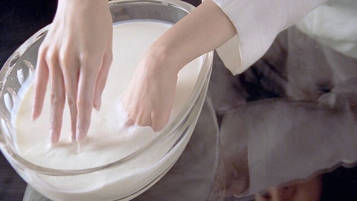 เด็กสาวยืนหยัดล้างมือด้วยนมตั้งแต่เล็ก เพียงเพื่อฝึกฝนจนเชี่ยวชาญ สามารถโกงไพ่ได้ด้วยเส้นผมเส้นเดียว