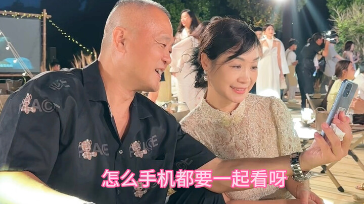 我爸妈背着我出去玩啦！