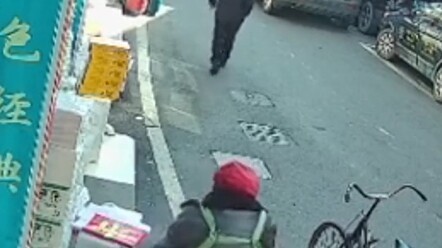 # ชายชรากะชับแก้วใช้ครั้งเดียวทิ้งหน้าร้าน แต่เจ้าของร้านจับได้แล้ว “ขโมย” คืนมา! ชาวเน็ตถาม: การขโม