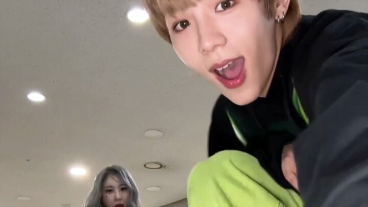 They all dance well! [Lee Chaeyeon + Shotaro] Get A Guitar dance!