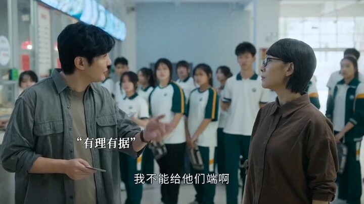 When his own students were treated unfairly, the teacher stood up straightaway to defend them!