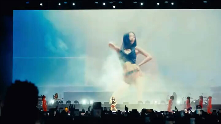 As soon as the mic’s handed over, it’s guaranteed to be a banger!! (Starting at 15 seconds) OMG!! Je