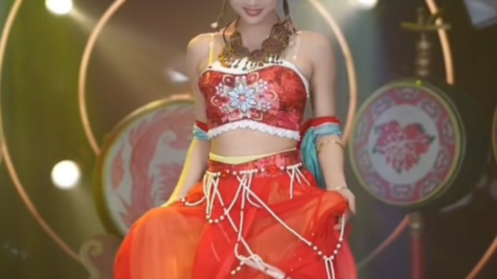 Mai Sui'er draws you dancing the "Squat Dance"