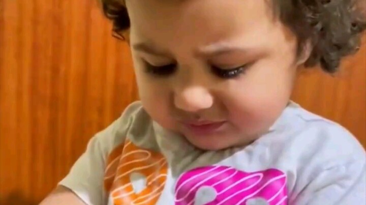 Dad asked his baby to hand him some toilet paper, but ended up with chocolate all over their hands—w