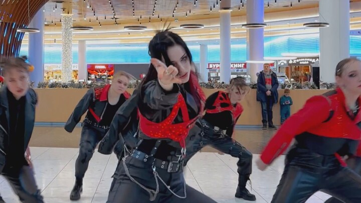 อย่ากะพริบตา! สาวรัสเซียแดนซ์ฟูลสปีดกลางถนนเพลง VENOM ของ Stray Kids