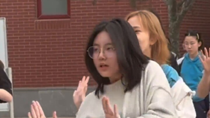 [YY] Collection of straight shots of high school girls dancing｜She is copying homework seriously but